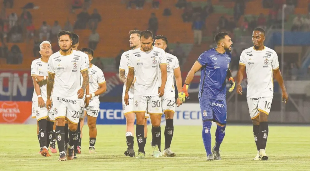 Molestia evidente de los jugadores de Real Santa Cruz tras caer con Wilstermann. Foto: APG.