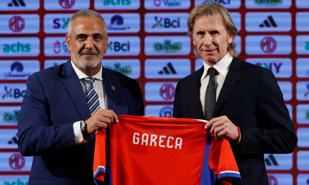 El presidente Pablo Milad (izq.) y junto a Ricardo Gareca. Foto: EFE.