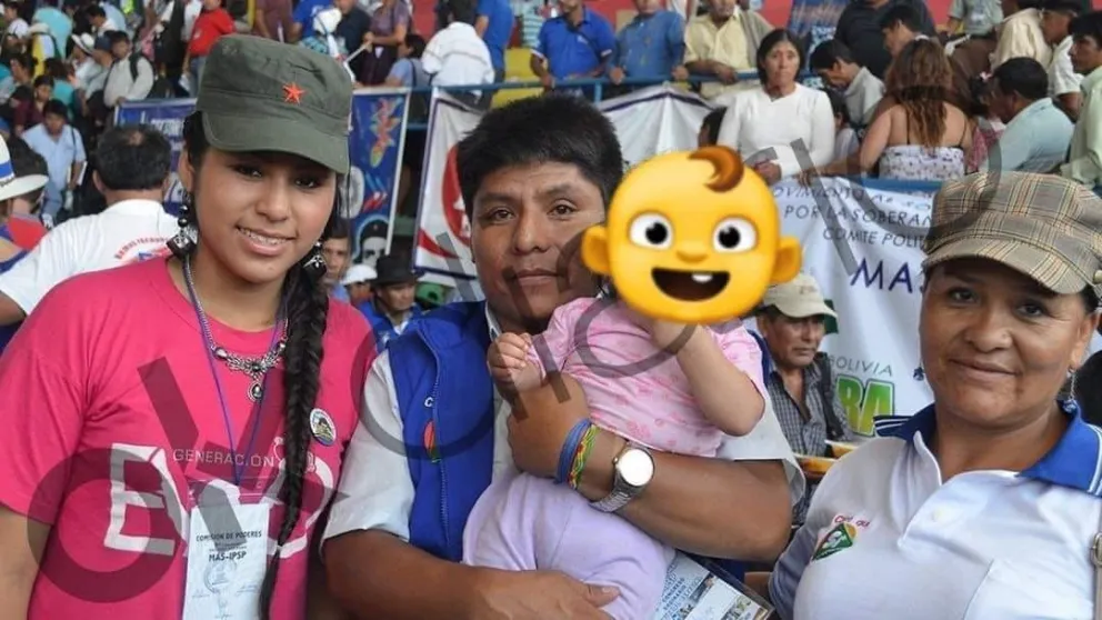 Cindy Sarai Vargas Pozo y su hija en manos del senador Leonardo Loza. Junto a ellos, la madre de Vargas Pozo. Foto: OK Diario