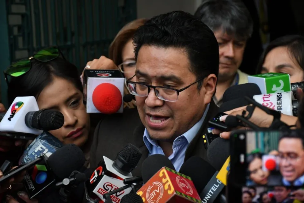 El ministro de Justicia, César Siles, brinda declaraciones a los periodistas en el ingreso a Palacio Quemado. Foto: APG