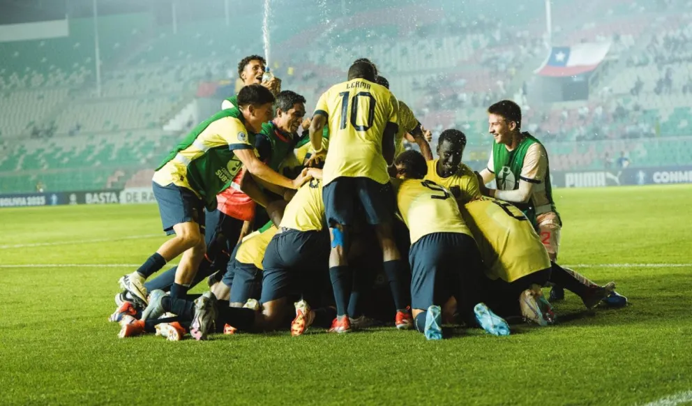 La selección ecuatoriana celebra por su pase a la final. Foto: FBF.