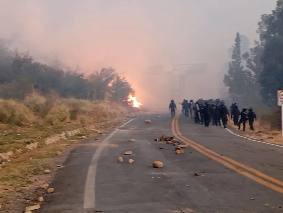 Policías intervienen el punto de bloqueo en Epizana. Foto: Radio Kawsachum Coca