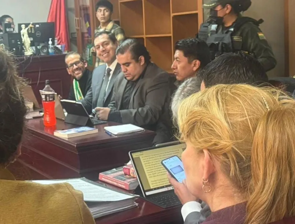 Camacho, Pumari y Añez en la corte junto a sus abogados. Foto: APG