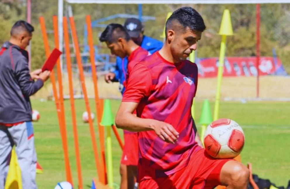 Leonel López controla la pelota en un entrenamiento de Wilstermann en Cochabamba.
