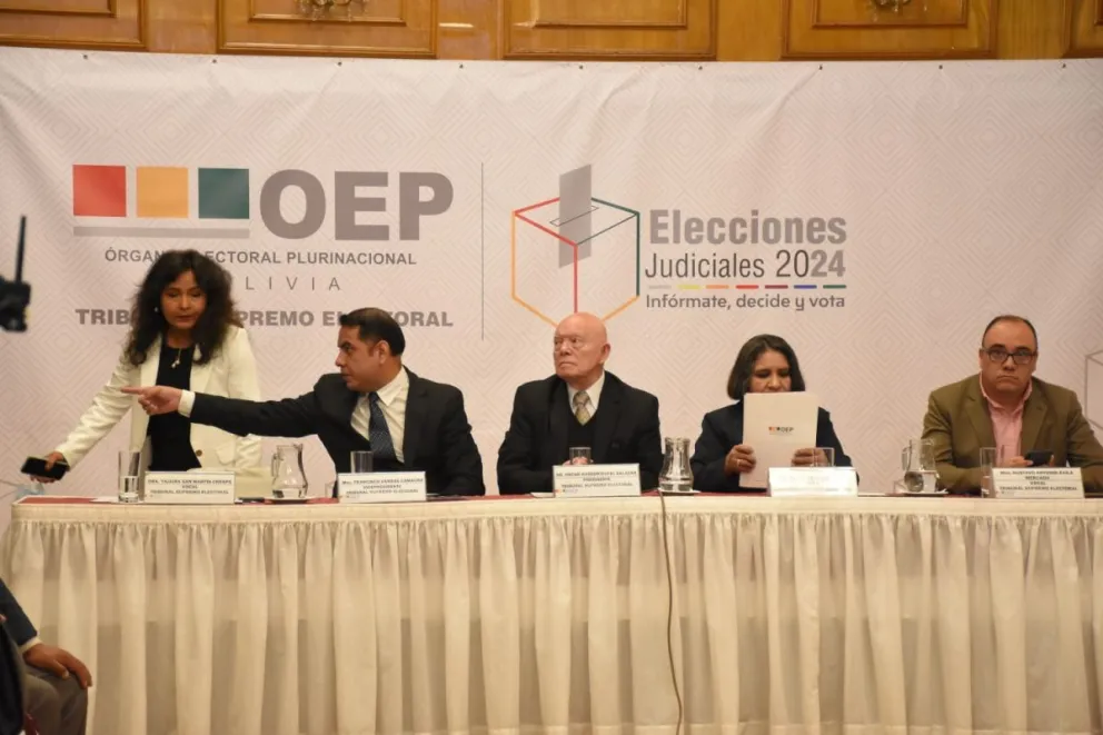 Autoridades del Órgano Electoral, en el sorteo por las papeletas. Foto: APG 
