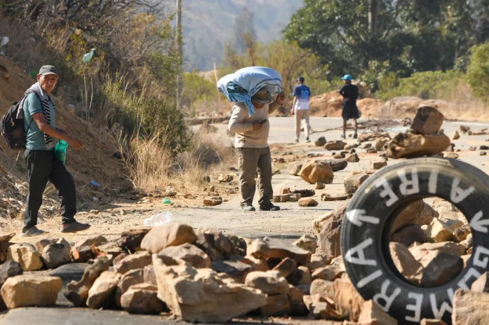 Simpatizantes del expresidente de Bolivia, Evo Morales, bloquean una carretera este jueves, en Epizana, departamento de Cochabamba (Bolivia). Foto: EFE