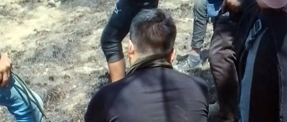 Uno de los policías retenidos por los bloqueadores en Pojo. Foto: Captura Unitel