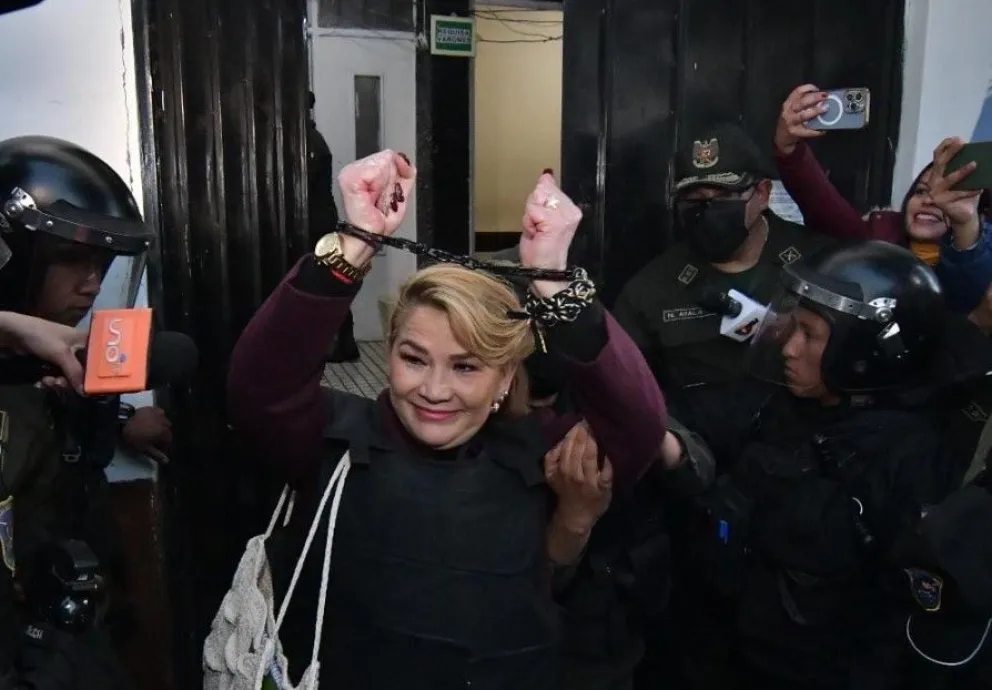 La expresidenta Jeanine Añez, a su salida de una de las audiencias judiciales. Foto: APG