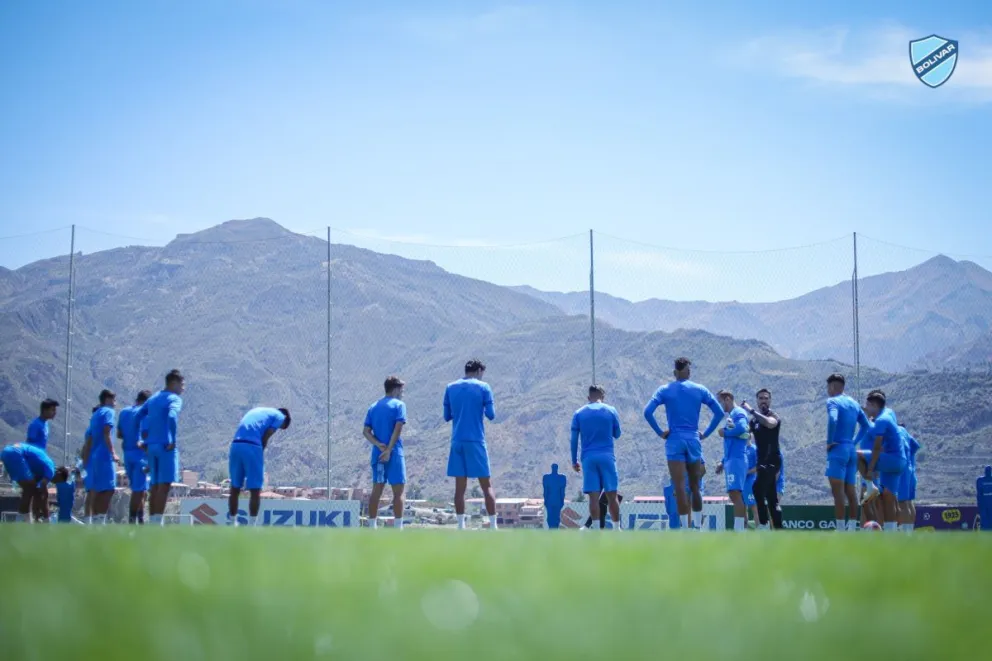 El primer plantel celeste durante su trabajo en Ananta. Foto: Club Bolívar.