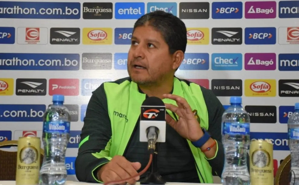 Óscar Villegas, el entrenador de la Selección nacional, en un contacto con los periodistas. Foto: APG