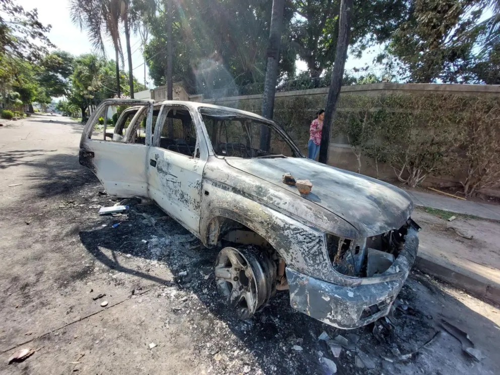 Fotografía de archivo del vehículo quemado de un periodista independiente durante las protestas contra la detención del gobernador opositor Luis Fernando Camacho en 2022, en Santa Cruz. Foto: EFE
