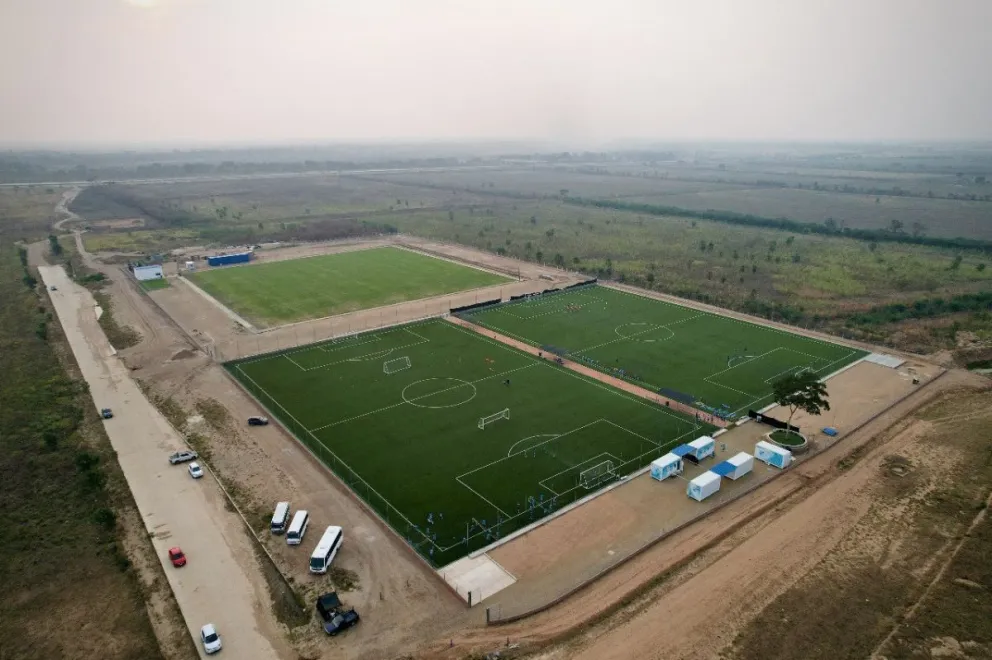 Las tres canchas que forman parte del City Football Academy Santa Cruz. Foto: Marcelo Claure.