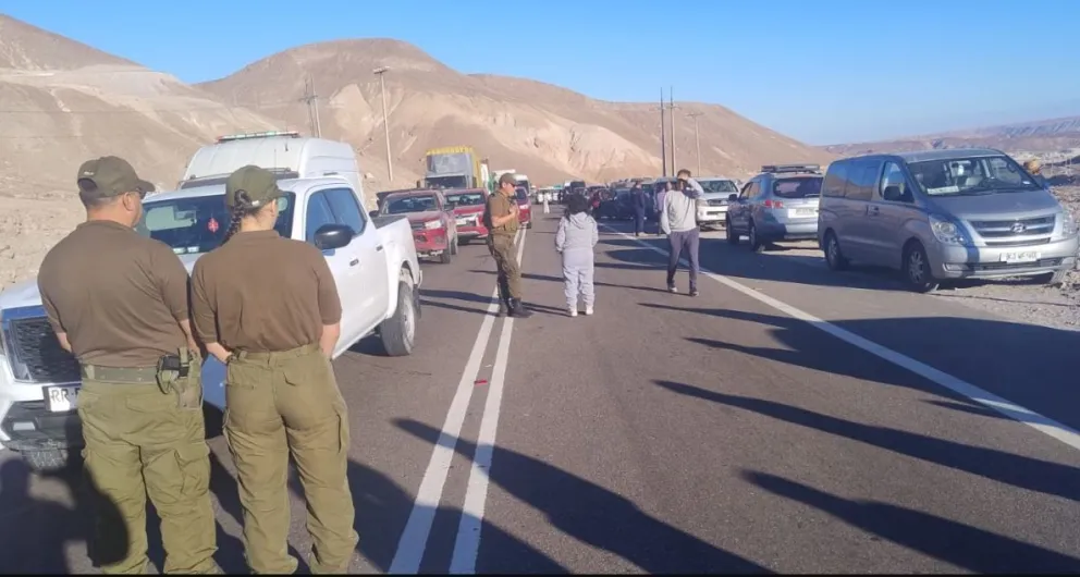 El bloqueo en la ruta internacional entre Arica y La Paz. Fotos: Bio Bio Chile