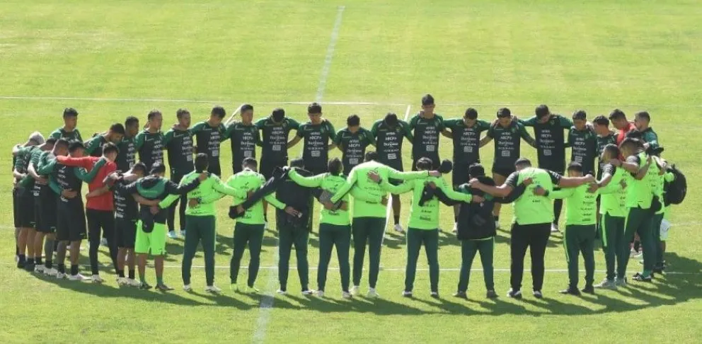 Jugadores y cuerpo técnico de la Selección boliviana antes de empezar un entrenamiento. Foto: APG