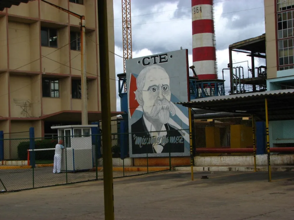 Una antigua central eléctrica en Cuba. Foto: @julioescritor
