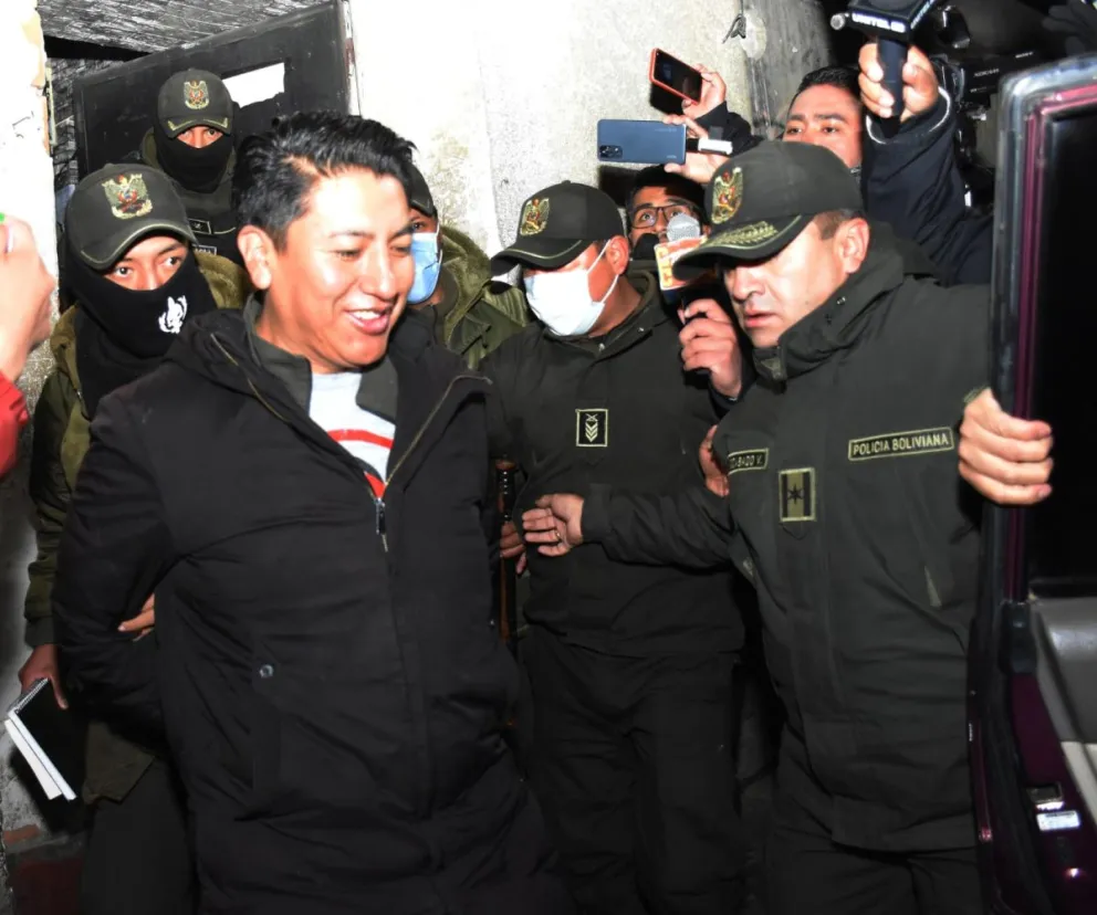 El excívico de Potosí Marco Pumari, el jueves, cuando era trasladado del penal de San Pedro a la audiencia del juicio en su contra. Foto: APG