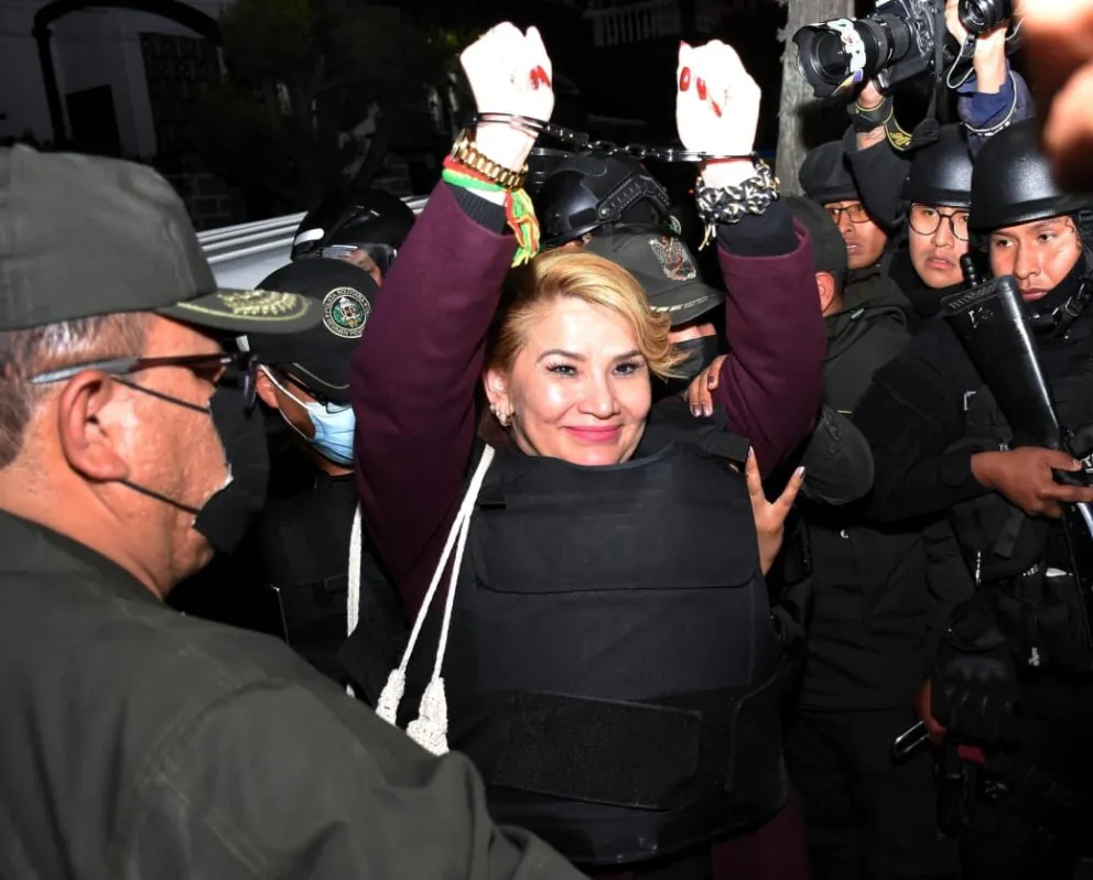 La expresidenta Jeanine Añez, ayer, cuando retornaba al penal de Miraflores, en La Paz, luego de la audiencia del juicio por el caso Golpe I. Foto: APG
