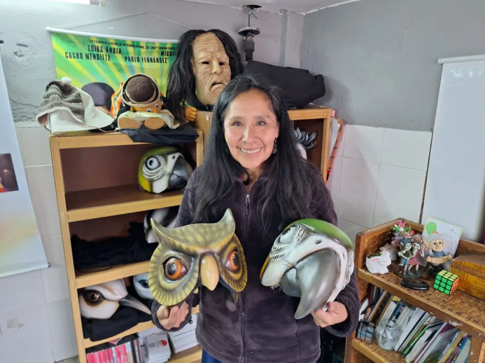 Orgullosa, Erika Andia muestra las máscaras de una nueva obra. FOTO: Jorge Soruco / Visión 360