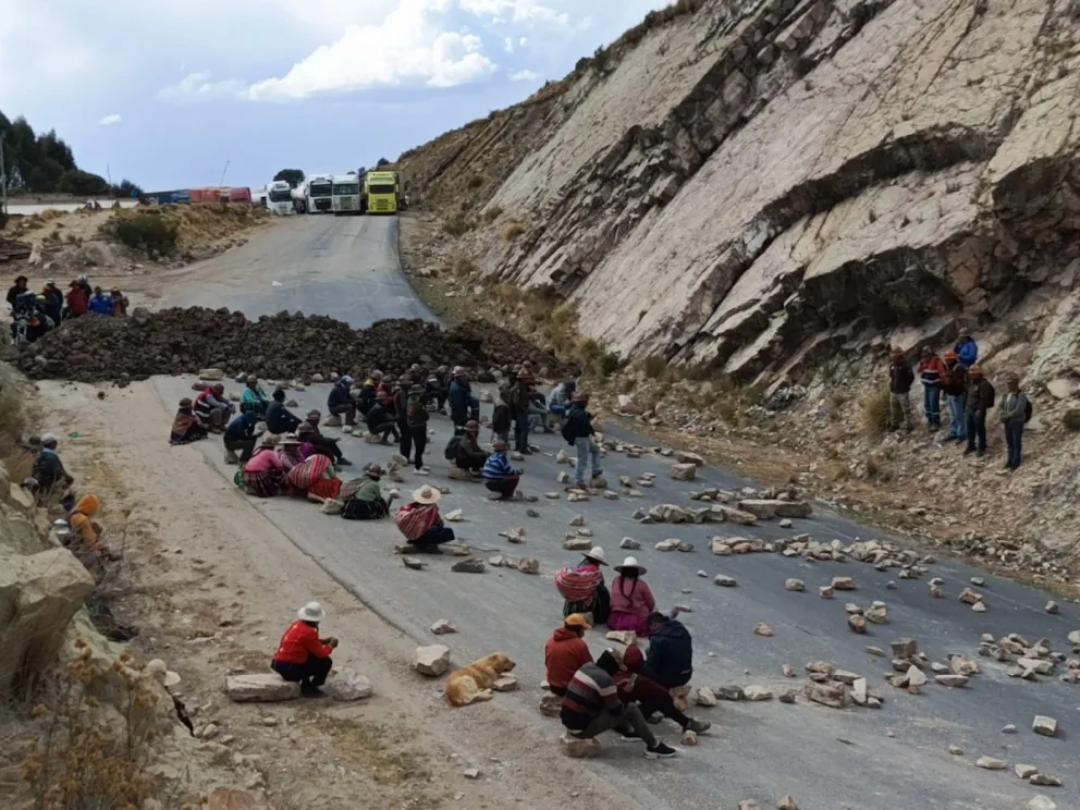 Un punto de bloqueo de caminos en la ruta que une las ciudades de Cochabamba - Oruro y la Paz. Foto: Kawsachum Coca