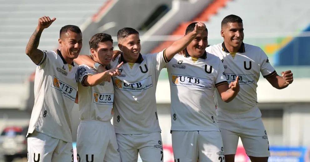 Jugadores de Universitario de Vinto celebran su segundo gol convertido por Raúl Rocabado. Foto: APG