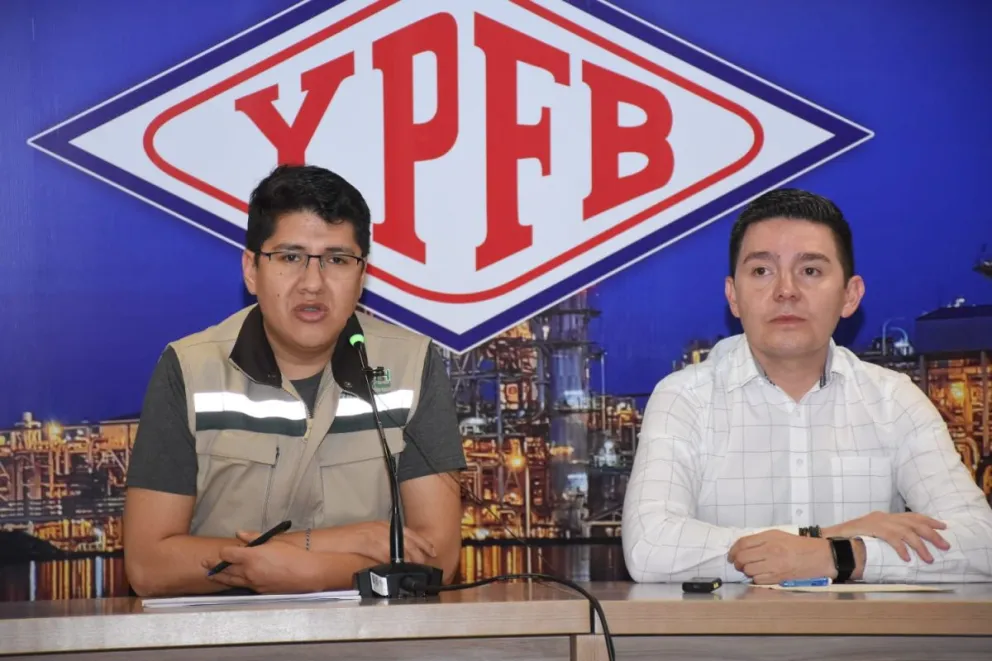 El director de la Agencia Nacional de Hidrocarburos (ANH), Germán Jiménez, y el director General de Comercialización de Yacimientos Petrolíferos Fiscales Bolivianos (YPFB), Joel Callaú. Foto: APG