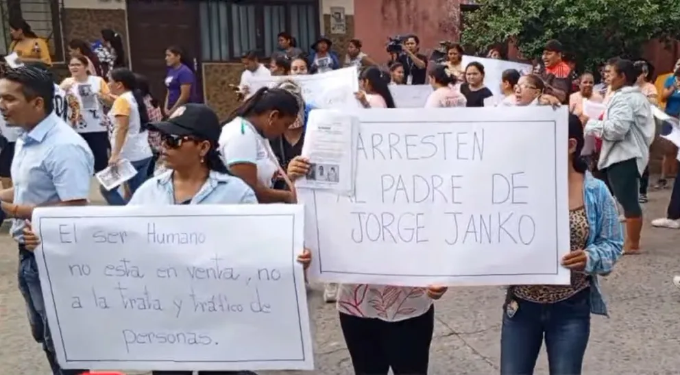 Marcha pidiendo por el retorno de las niñas.  Foto: Captura Diario Zona Norte