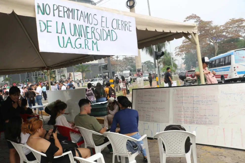 Estudiantes y docentes tomaron las calles para pasar clases. Foto: APG