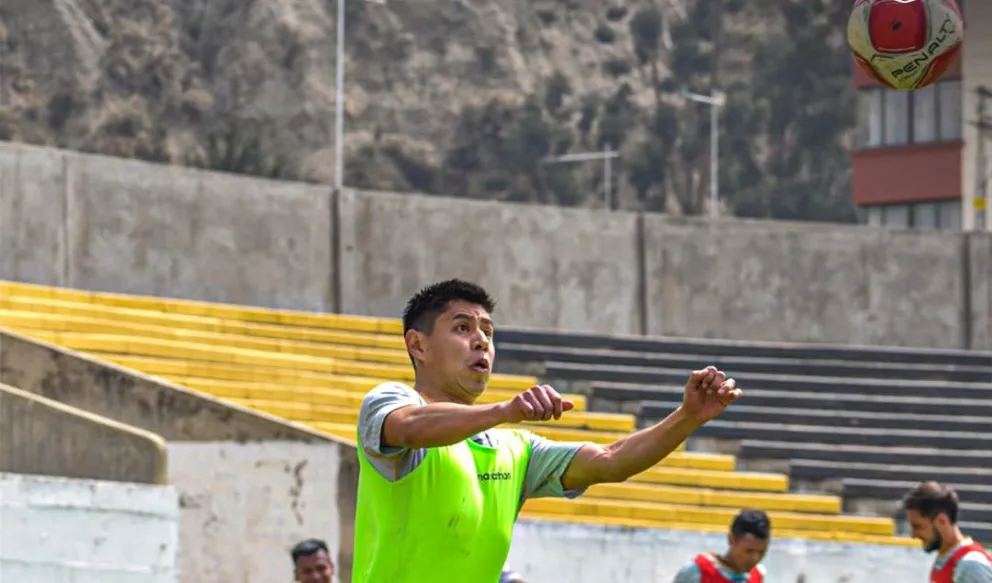 Diego Wayar se apresta a cabecear el balón en uno de los últimos entrenamientos del Tigre. Foto: club The Strongest