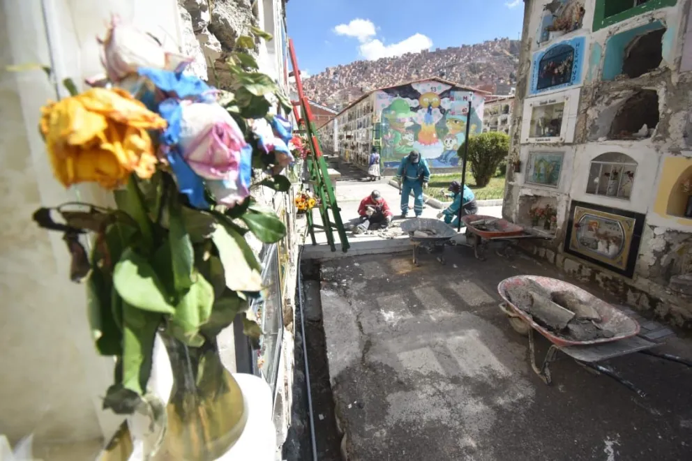 Obreros trabajan en las refacciones al campo santo de La Paz.  Foto: GAMLP