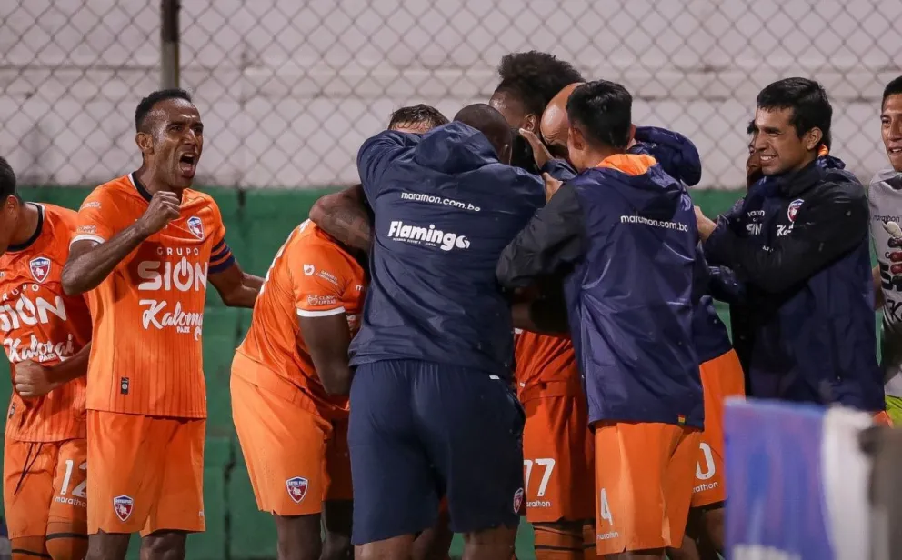 Los jugadores del cuadro inmobiliario celebran por el tanto de la victoria. Foto: Royal Pari.