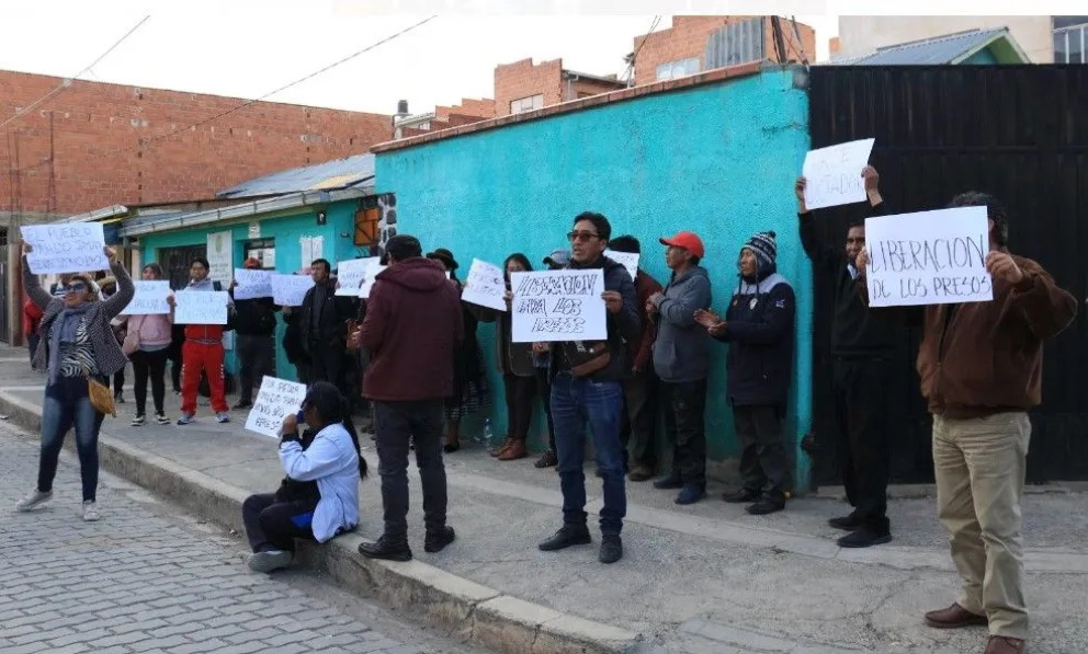 Varias personas exigen la liberación de los aprehendidos que intentaban bloquear la ruta La Paz-Oruro. Foto: APG