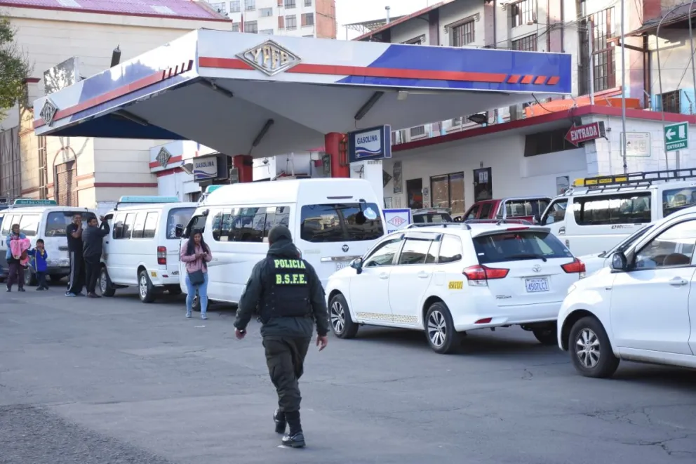 Filas por combustible en una gasolinera de La Paz. Foto: APG