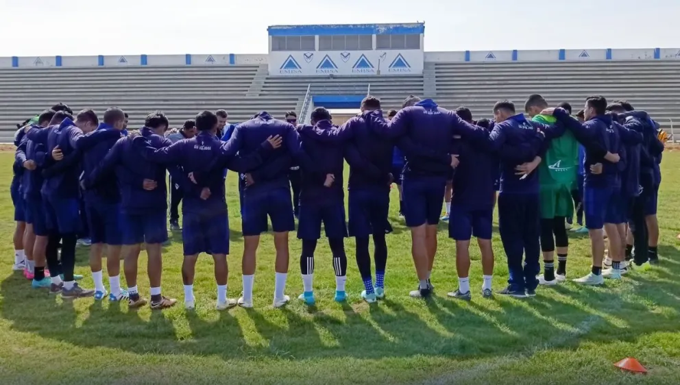 Jugadores de GV San José antes de iniciar un entrenamiento en la ciudad de Oruro. Foto: club GV San José