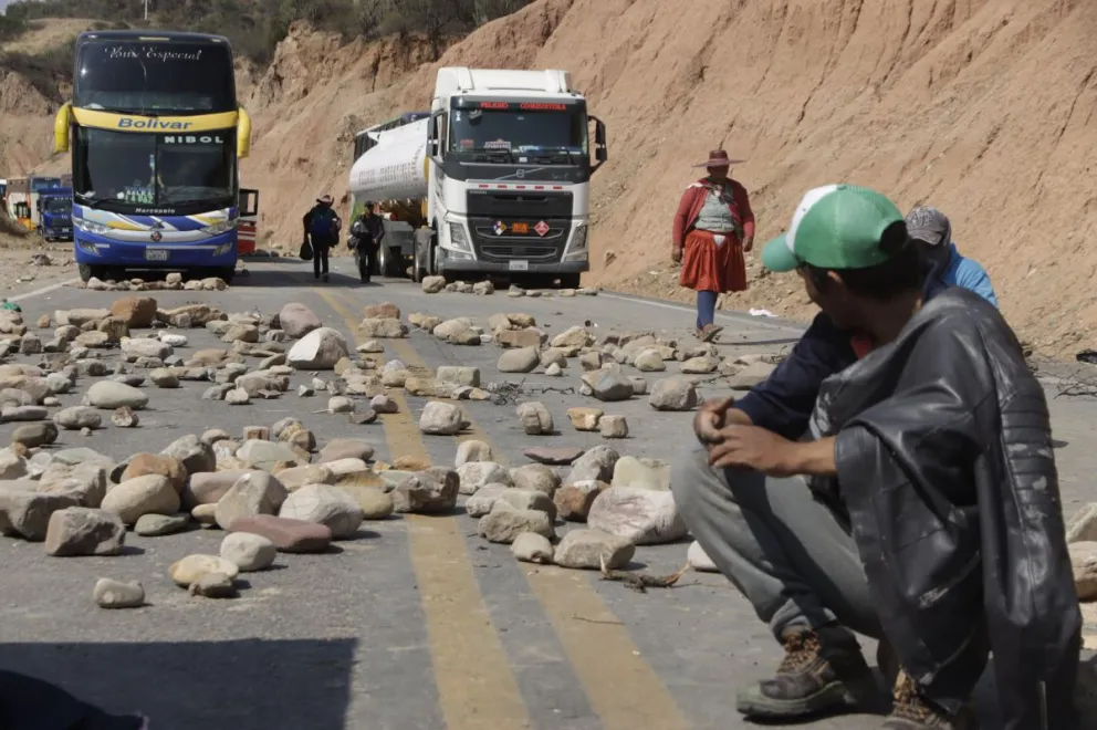 Un sector de los bloqueos de los cocaleros, este domingo. Foto: APG