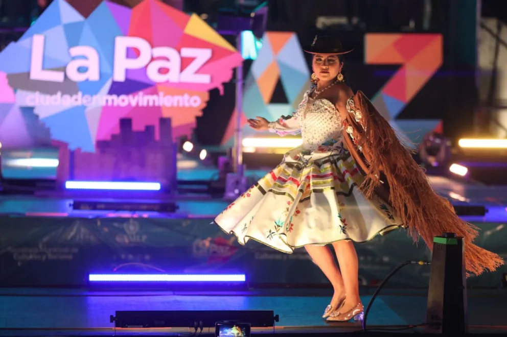 Una mujer desfila como chola paceña este viernes en La Paz (Bolivia). Foto: EFE / Luis Gandarillas