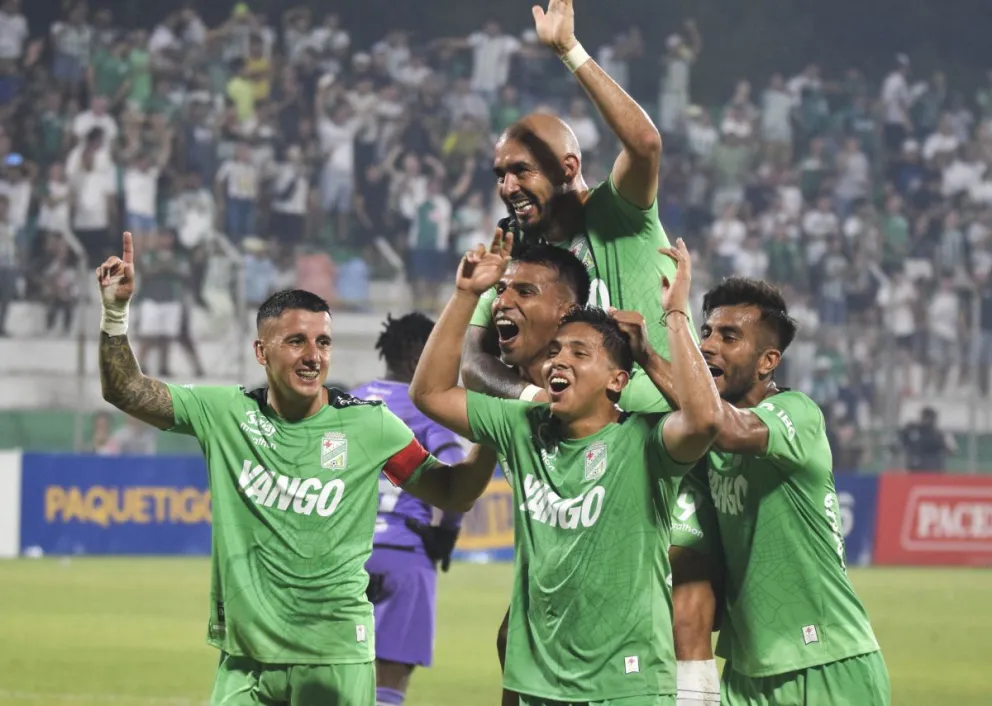 Los jugadores de Oriente celebran el triunfo ante Aurora, antes del receso. Foto: APG