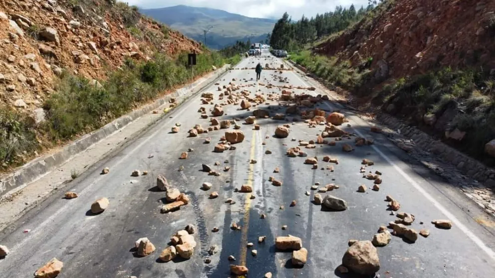 Una ruta del país obstruida por piedras. Foto: ABI