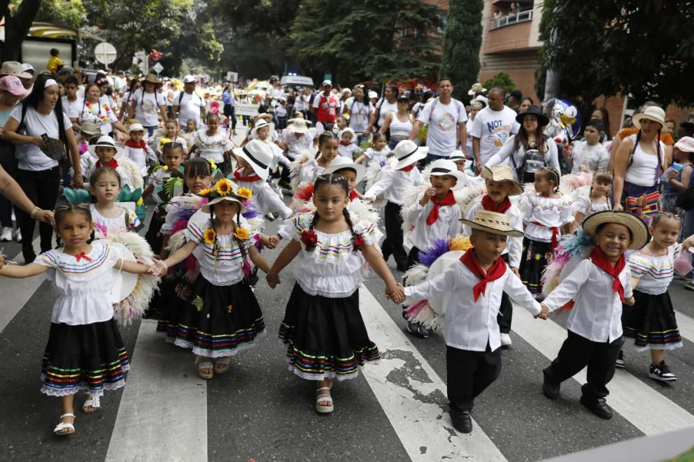 Un grupo de niños que participó, en agosto, en la edición 35 del Desfile de Silleteritos, en la Feria de las Flores, en Medellín (Colombia). Foto: EFE