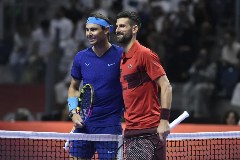 Los tenistas Novak Djokovic y Rafel Nadal (d) antes de empezar el partido del Six Kings Slam que se disputa en Arabia Saudita. Foto: EFE