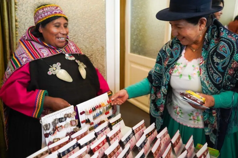 Celinda Sosa, ministra de Relaciones Exteriores, observa unos productos. Foto: Cancillería 