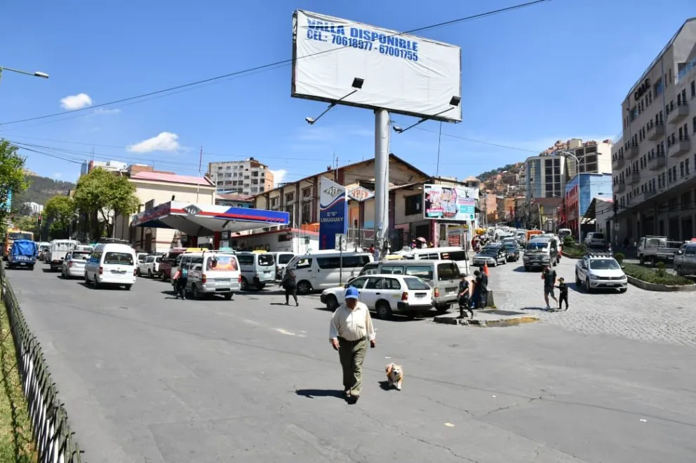 Filas de vehículos en un surtidor de la ciudad de La Paz. Foto: APG