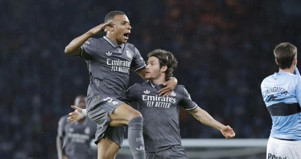 Kylian Mbappe (izq.) festeja su conquista con Fran García. Foto: EFE 