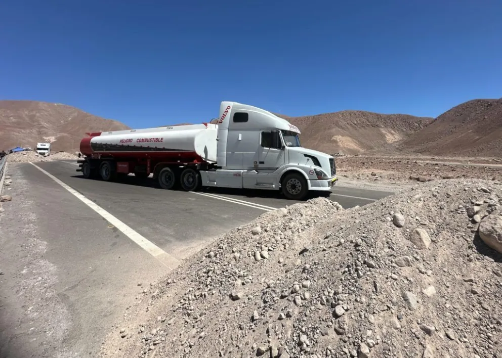 El paso de un camión cisterna en la zona del conflicto. Foto: Cancillería