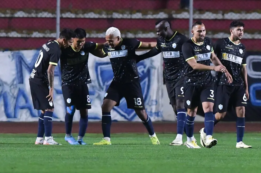 Los cochabambinos celebran el gol que anotó el atacante Jair Reinoso. Foto: APG