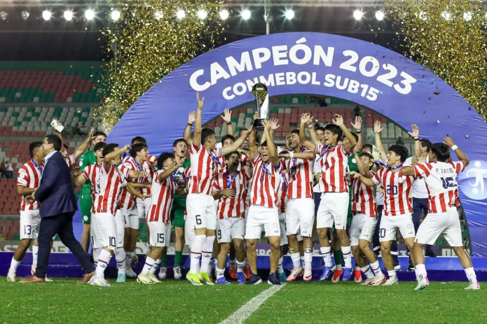 El plantel de Paraguay celebra con el trofeo la conquista del título de campeón del Sudamericano Sub-15. Foto: Conmebol.