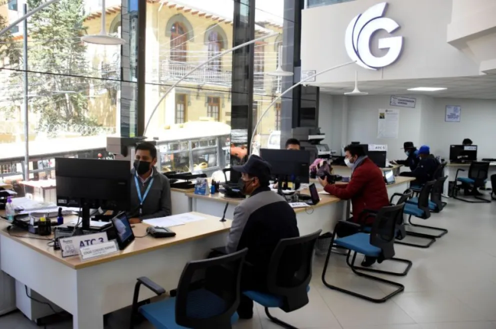 Trabajadores de la Gestora Pública en plena jornada laboral. Foto: ABI