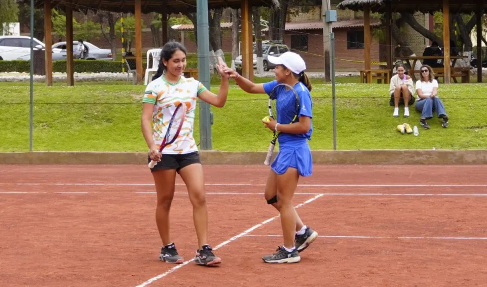 Sumoya (izq.) festeja con su dupla Gomes. Foto: Asociación de Tenis Cochabamba.