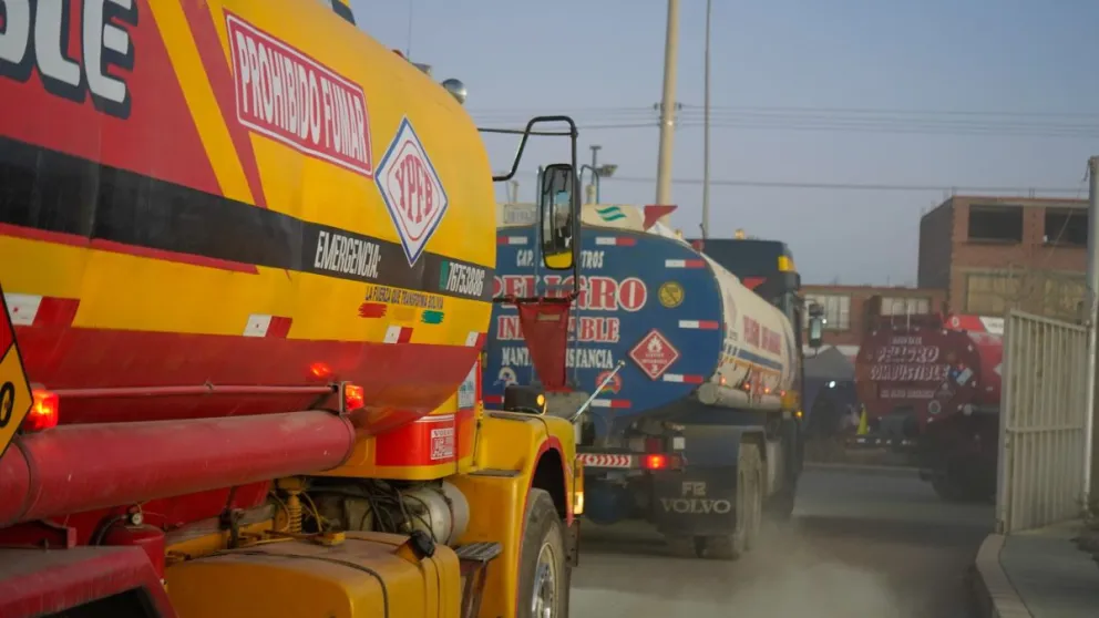 Camiones cisternas de YPFB transportan combustible. Foto: YPFB