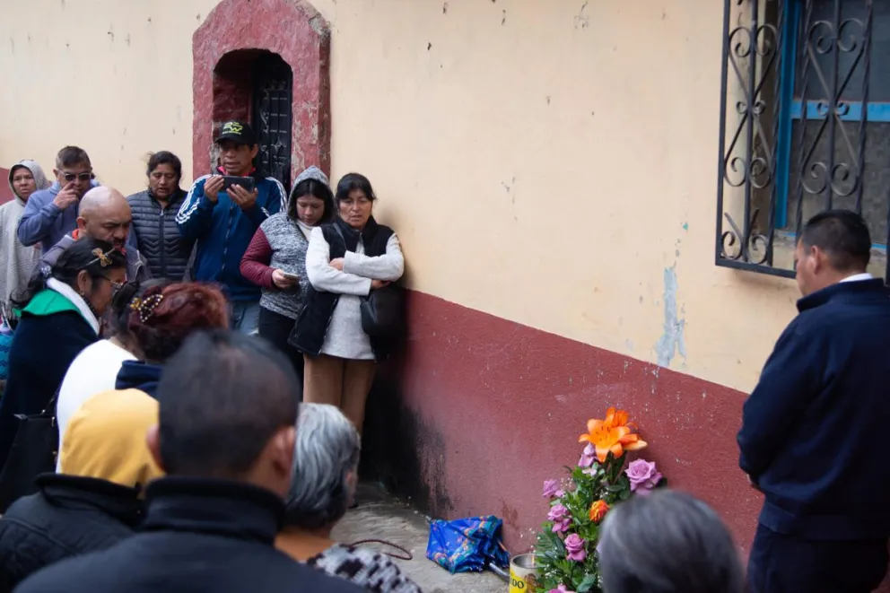 Feligreses y amigos rezan en la zona donde fue asesinado el sacerdote Marcelo Pérez, este domingo, en Chiapas (México). Foto: EFE/ Carlos López