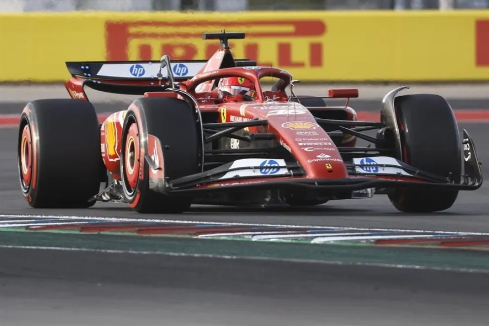 El bólido conducido por Charles Leclerc va rumbo a la meta en primer lugar en el Gran Premio de Estados Unidos. Foto: EFE